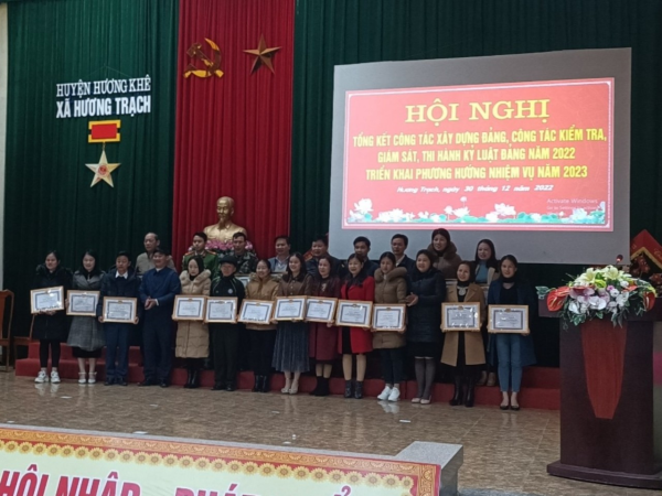 Đảng uỷ Hương Trạch Khen thưởng 04 tập thể và 47 cá nhân hoàn thành xuất sắc nhiệm vụ năm 2022