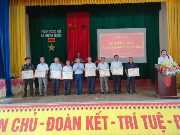 Đảng ủy xã Hương Trạch trao tặng Huy hiệu Đảng đợt 02/9/2023
