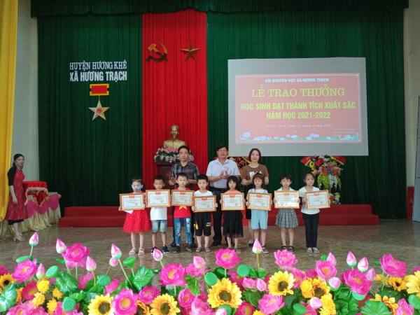 Lễ tuyên dương, khen thưởng học sinh giỏi năm học 2021 - 2022